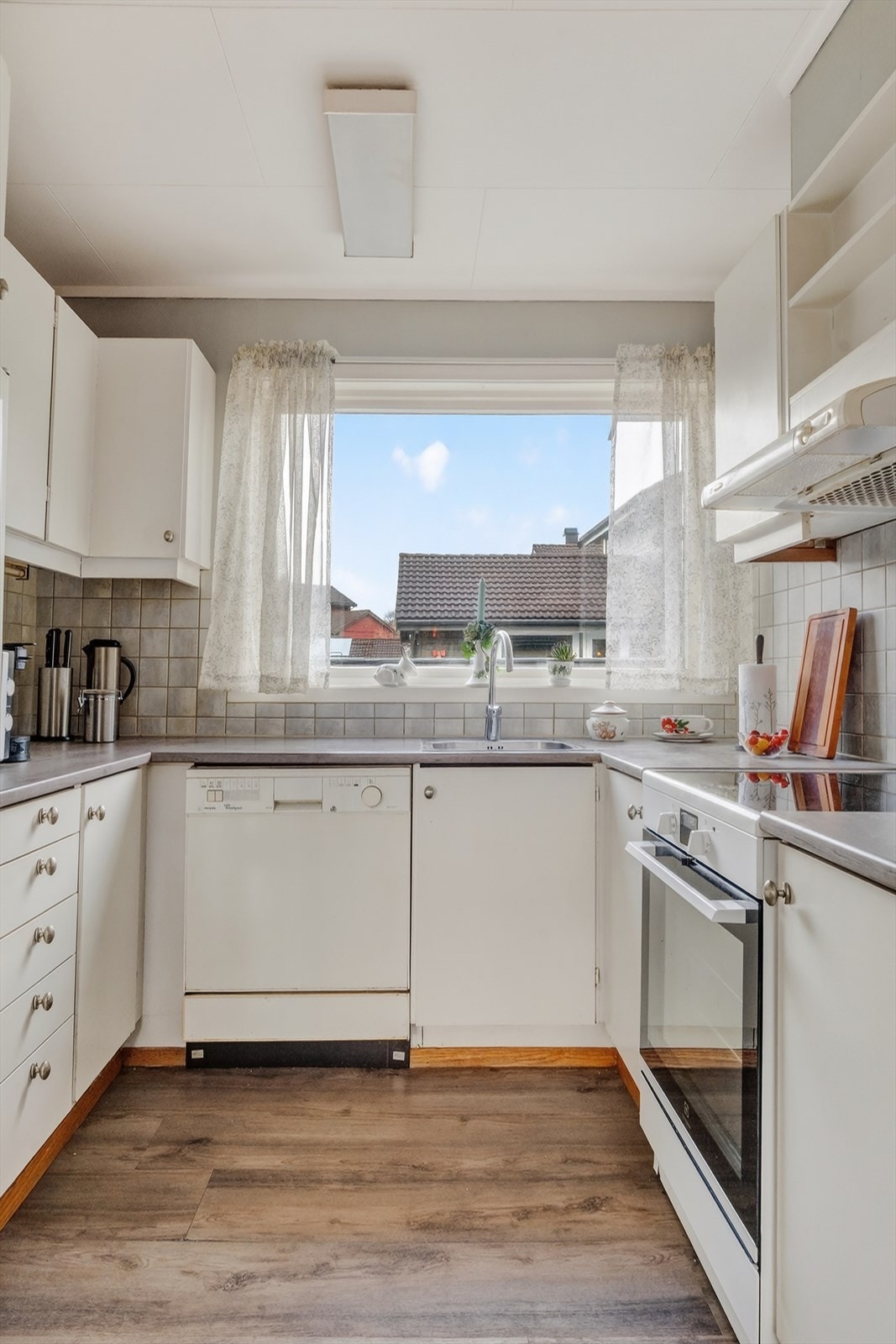 Her finner du også hvitevarer som kjøleskap, oppvaskmaskin og komfyr. Galleribilde