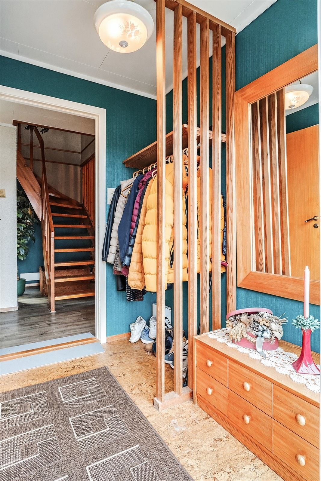 Du blir ønsket velkommen i en lys og romslig entré med god plass til oppbevaring av yttertøy og sko. Galleribilde