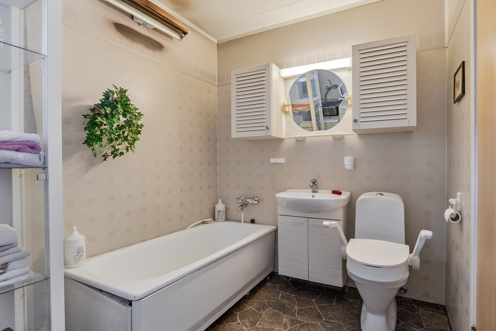 Badet er utstyrt med badekar, toalett, opplegg for vaskemaskin og servant med underskap. Galleribilde