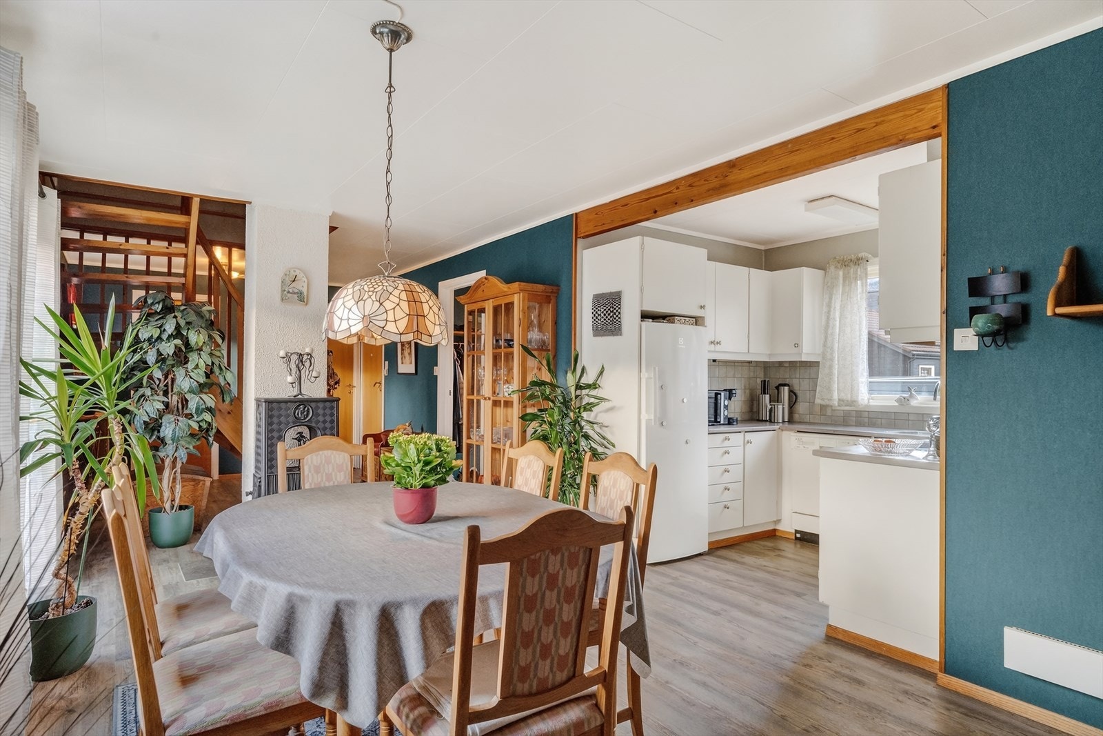 Lyst og åpent rom med god kontakt mellom kjøkken og spiseplass - ideelt for hyggelige måltider og sosiale sammenkomster. Galleribilde