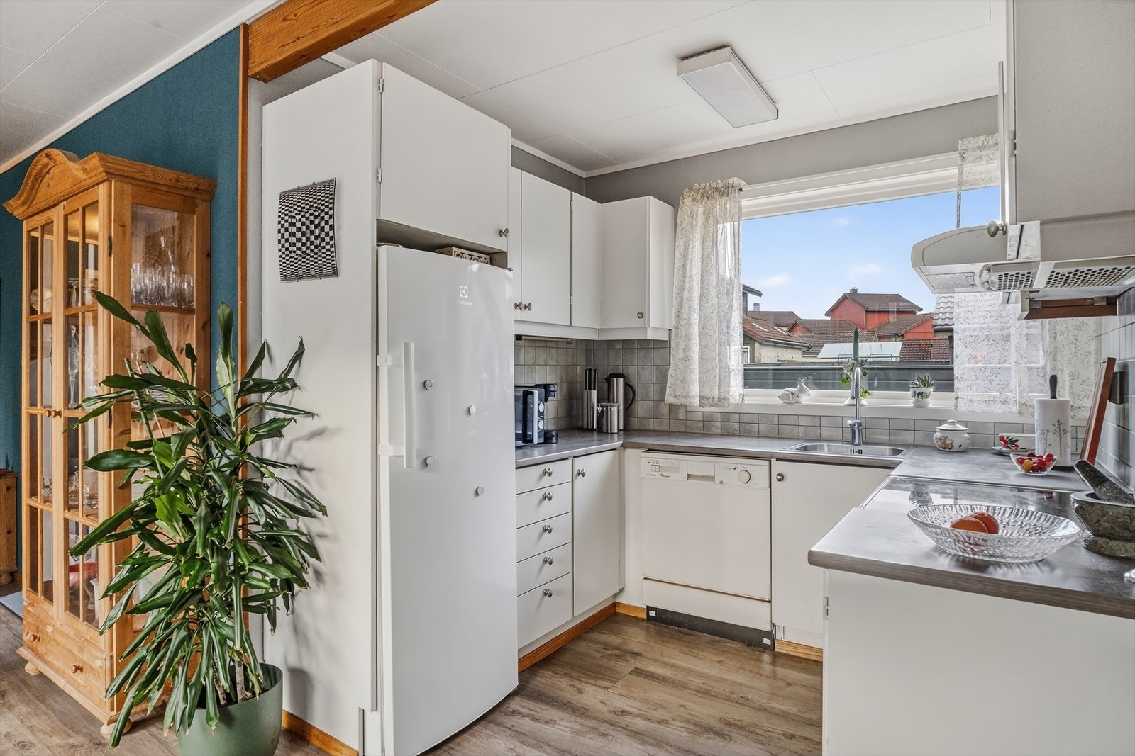 Kjøkkenet er utstyrt med innredning med glatte fronter og laminat benkeplate. Galleribilde