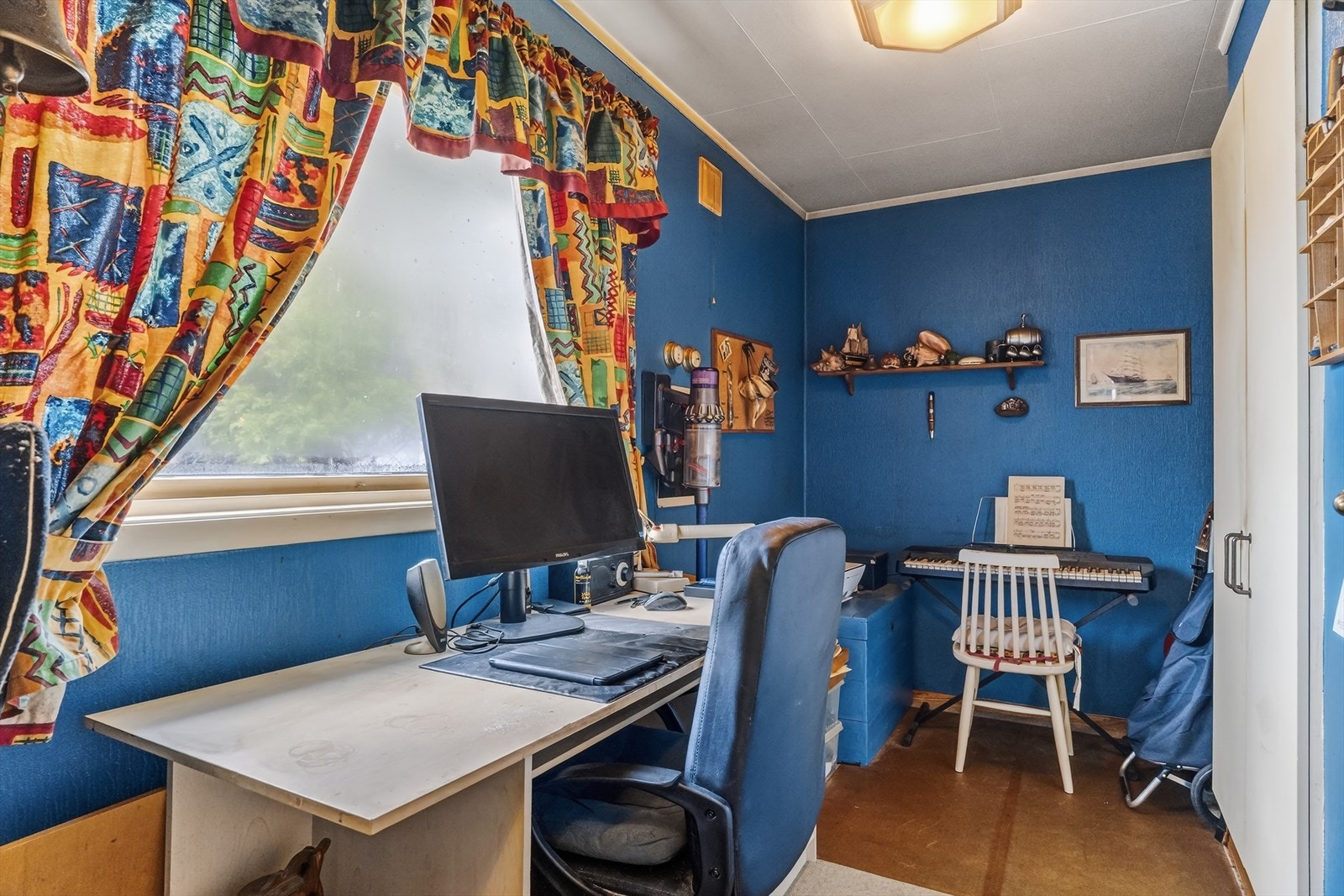 Det minste soverommet måler 7 m² og er i dag innredet som et praktisk hjemmekontor. Rommet fungerer godt som arbeidsplass, hobbyrom eller gjesterom etter behov. Galleribilde