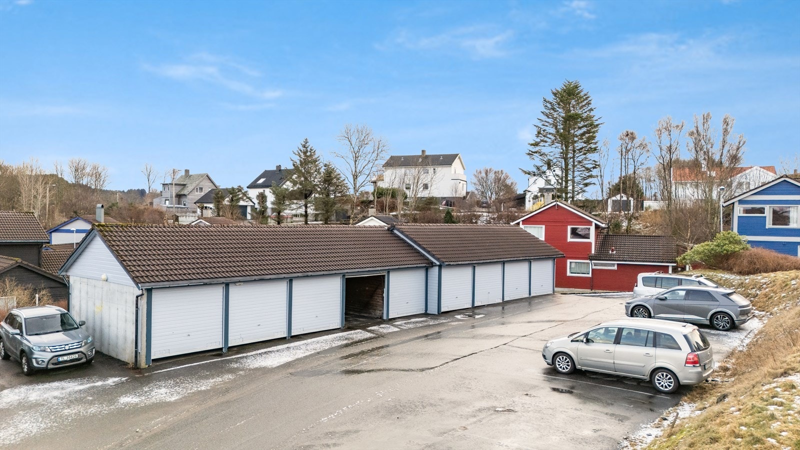 Det medfølger også garasjeplass. Det tilkommer en avgift på 1200kr i året til garasjelaget for vedlikehold og strøm. Galleribilde