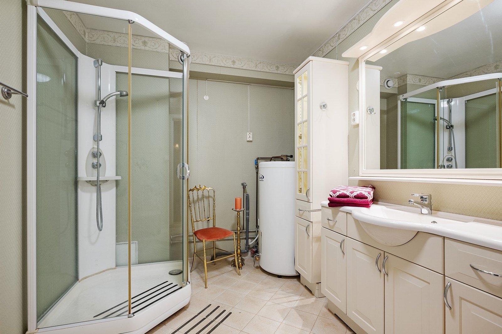 Bad med opplegg til vaskemaskin Galleribilde