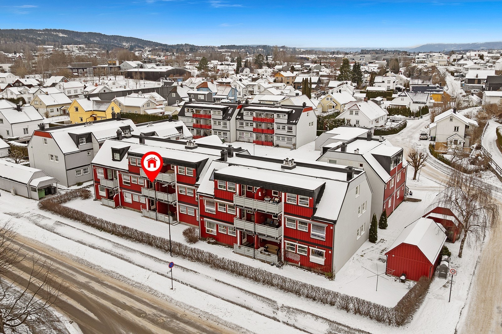 Kort vei til blant annet Vestsida skole - her i bakgrunnen av bildet Galleribilde