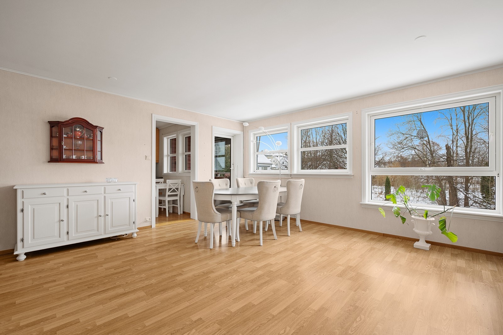 Borettslaget har nyere vinduer, dører, kledning, tak og mer Galleribilde