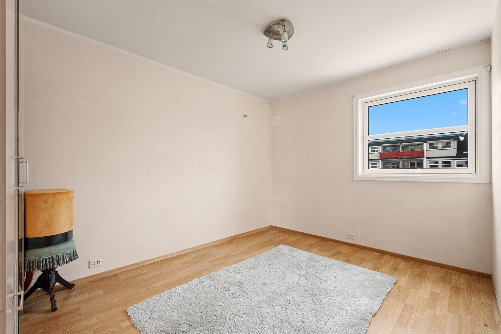 Romslig hovedsoverom med plass til dobbeltseng og garderobeskap - bod/garderoberom innenfor soverommet Galleribilde