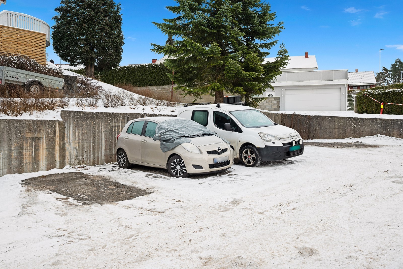 Felles parkeringsplass for beboere Galleribilde