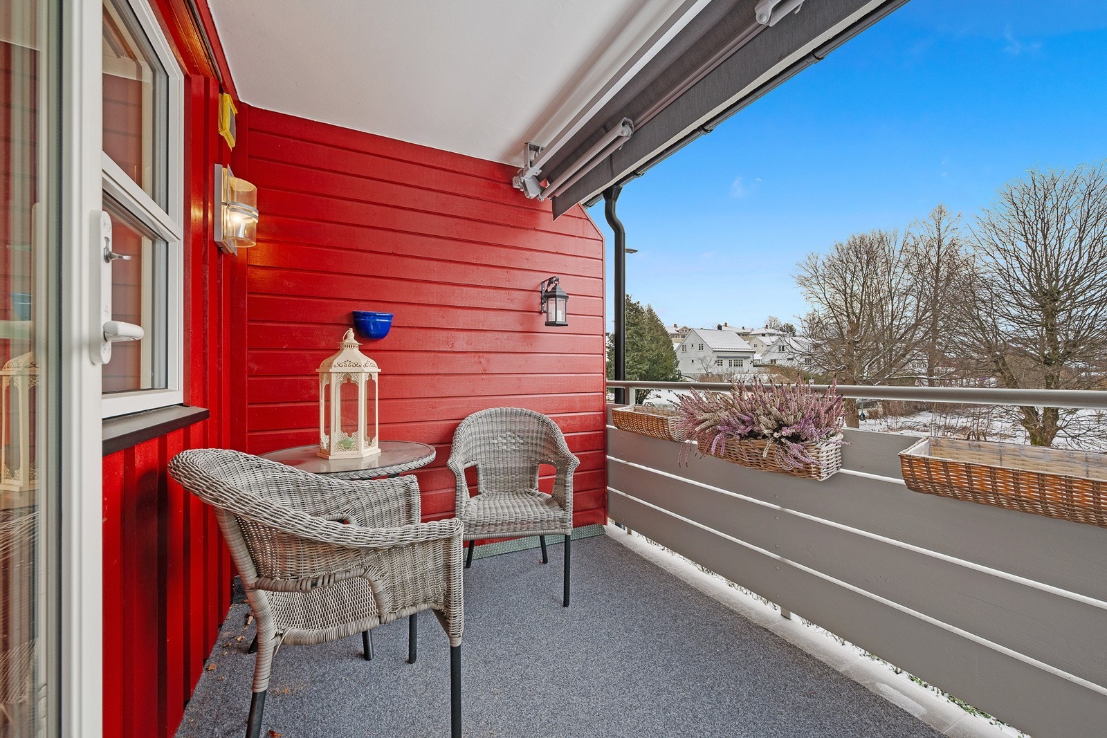 Skjermet og fin balkong med terrassemarkise - markise også utenfor stuevinduene Galleribilde