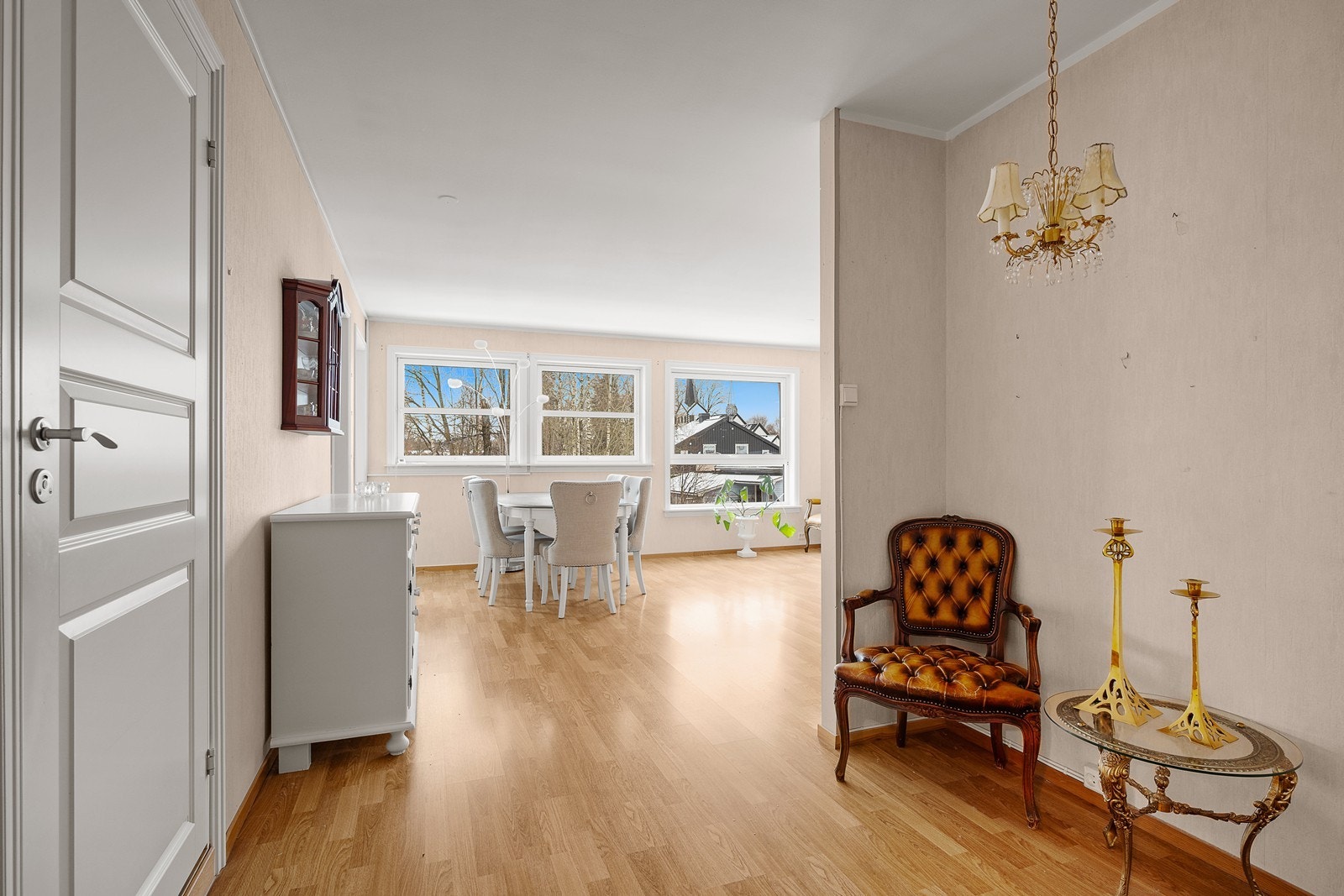 Stuen har godt med lys fra store vindusflater Galleribilde