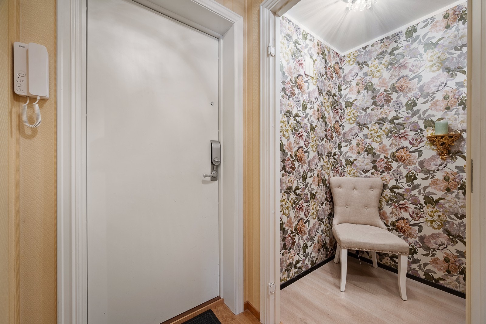 Romslig entré med garderobekrok - her er det mulig å sette tilbake dør for å dele av Galleribilde