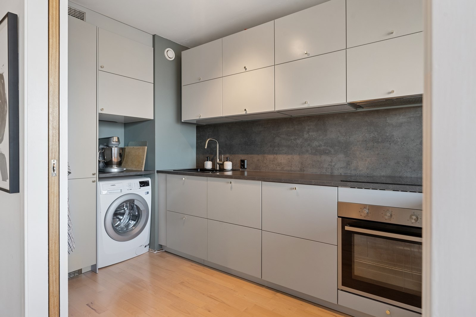 Kjøkkenet er fra 2019 med opplegg for vaskemaskin. Galleribilde