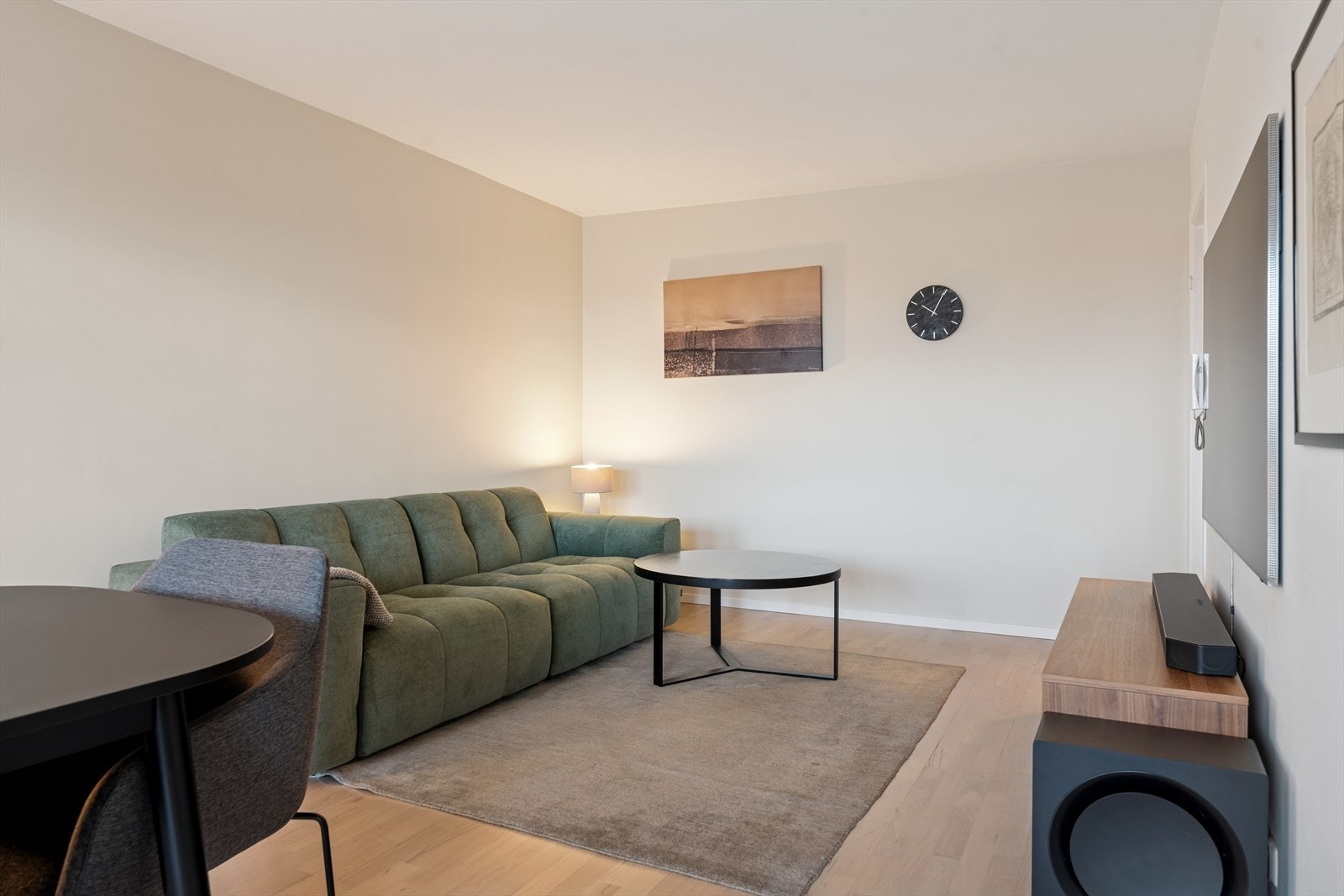 Leiligheten byr på 1 soverom, moderne bad og kjøkken samt innglassert balkong Galleribilde