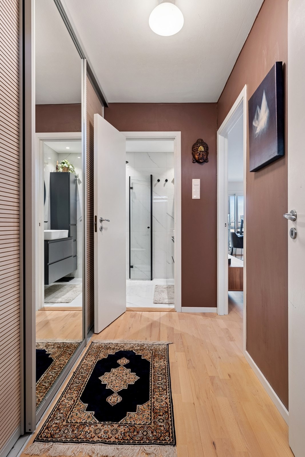 Imøtekommende gang med god lagring i garderobeskap. Galleribilde