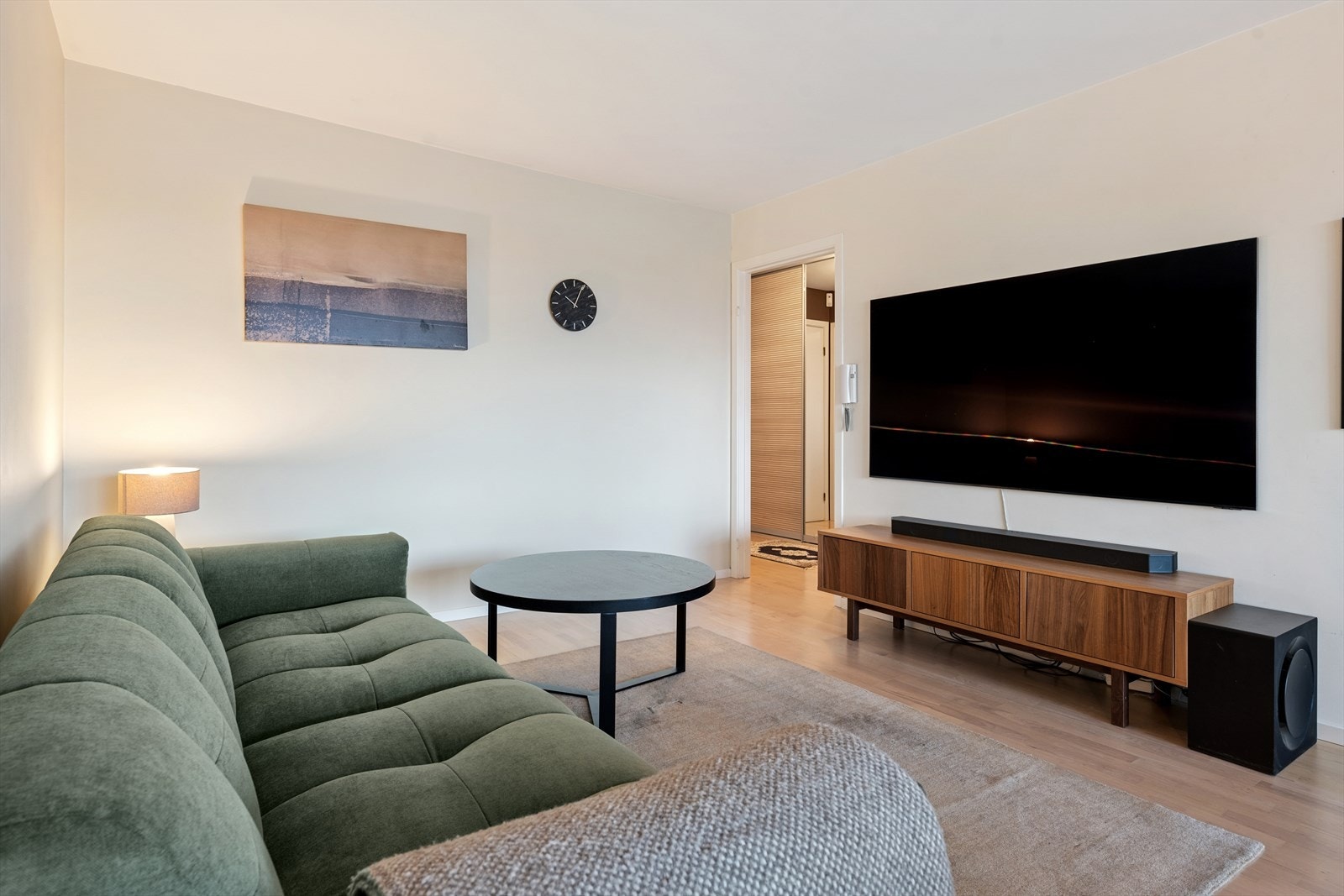 Med romslig stue er det mulighet for tv krok i ene enden og spiseareal i andre. Galleribilde