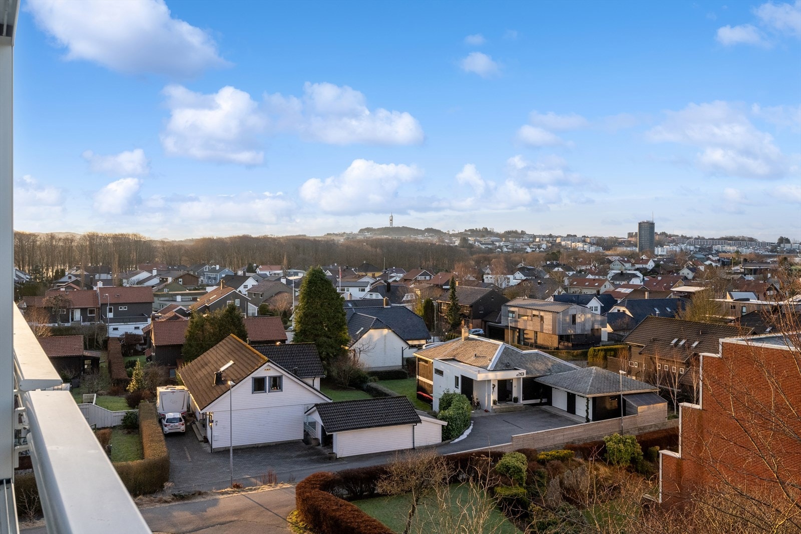Fra den innglasserte balkongen har du utsikt over noen av byens kjekkeste nabolag. Galleribilde