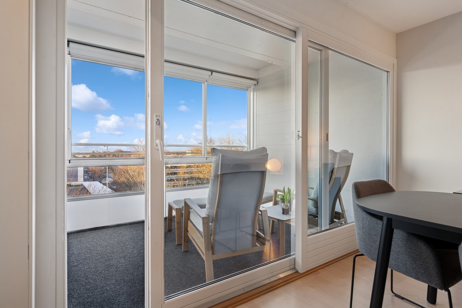 Leiligheten nyter rikelig med kveldssol. Galleribilde