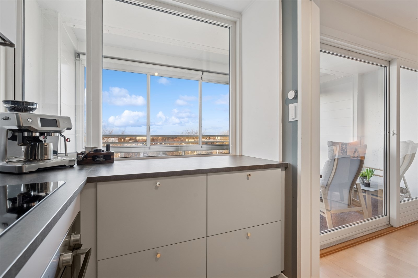 Nyt frokosten på din romslige balkong. Galleribilde