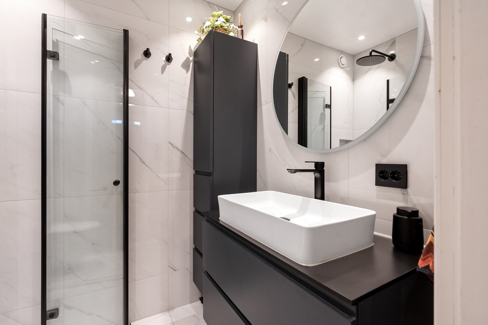 Badet byr på smart løsning med god plass til lagring. Galleribilde