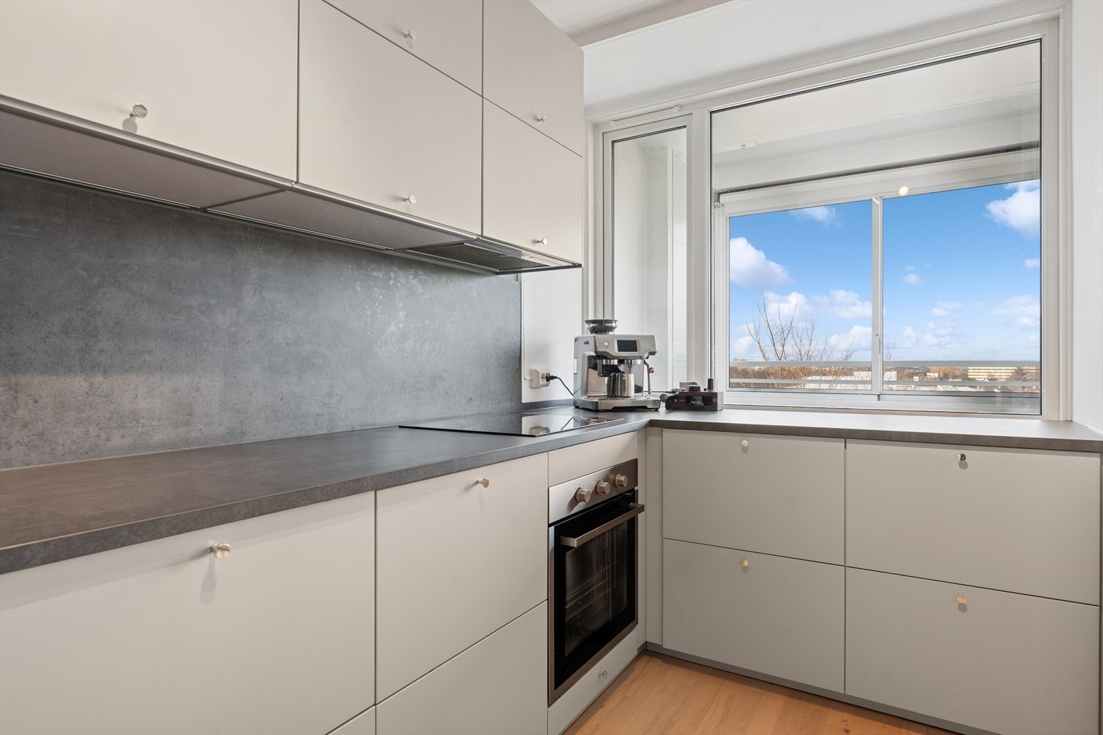 Nyt utsikten mens du lager mat. Galleribilde