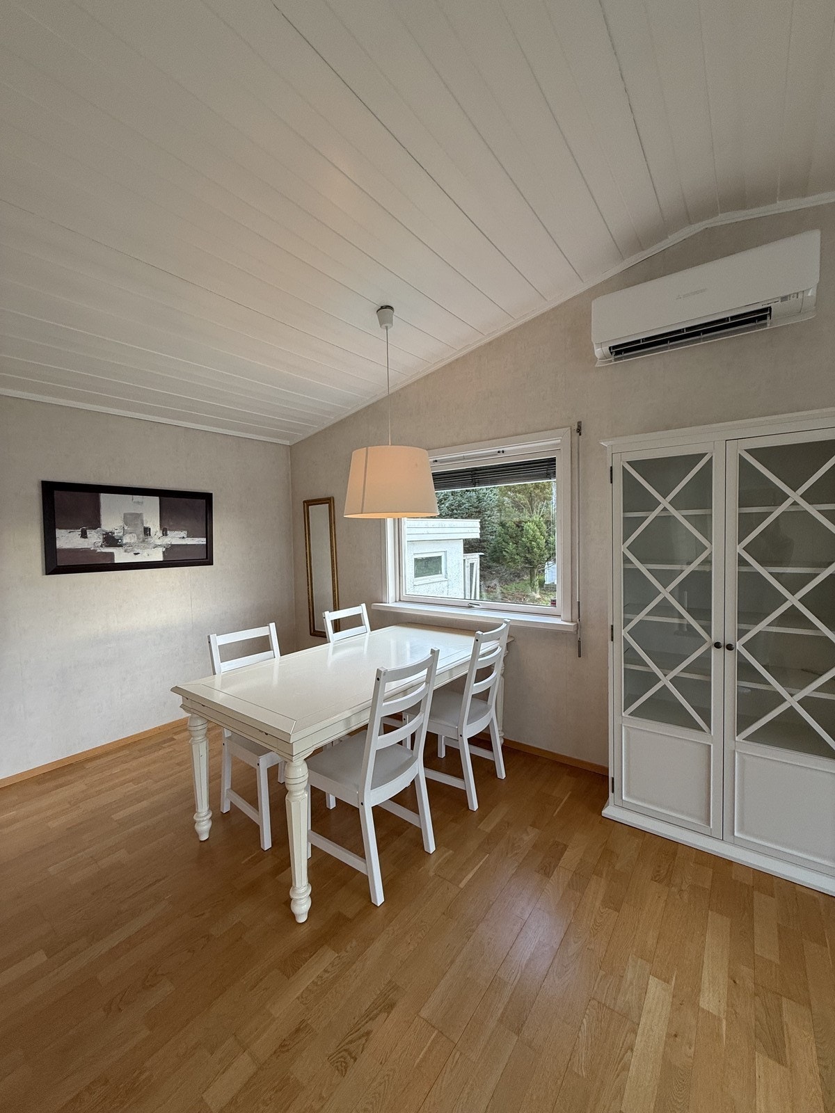 Stor romslig stue med varmepumpe Galleribilde