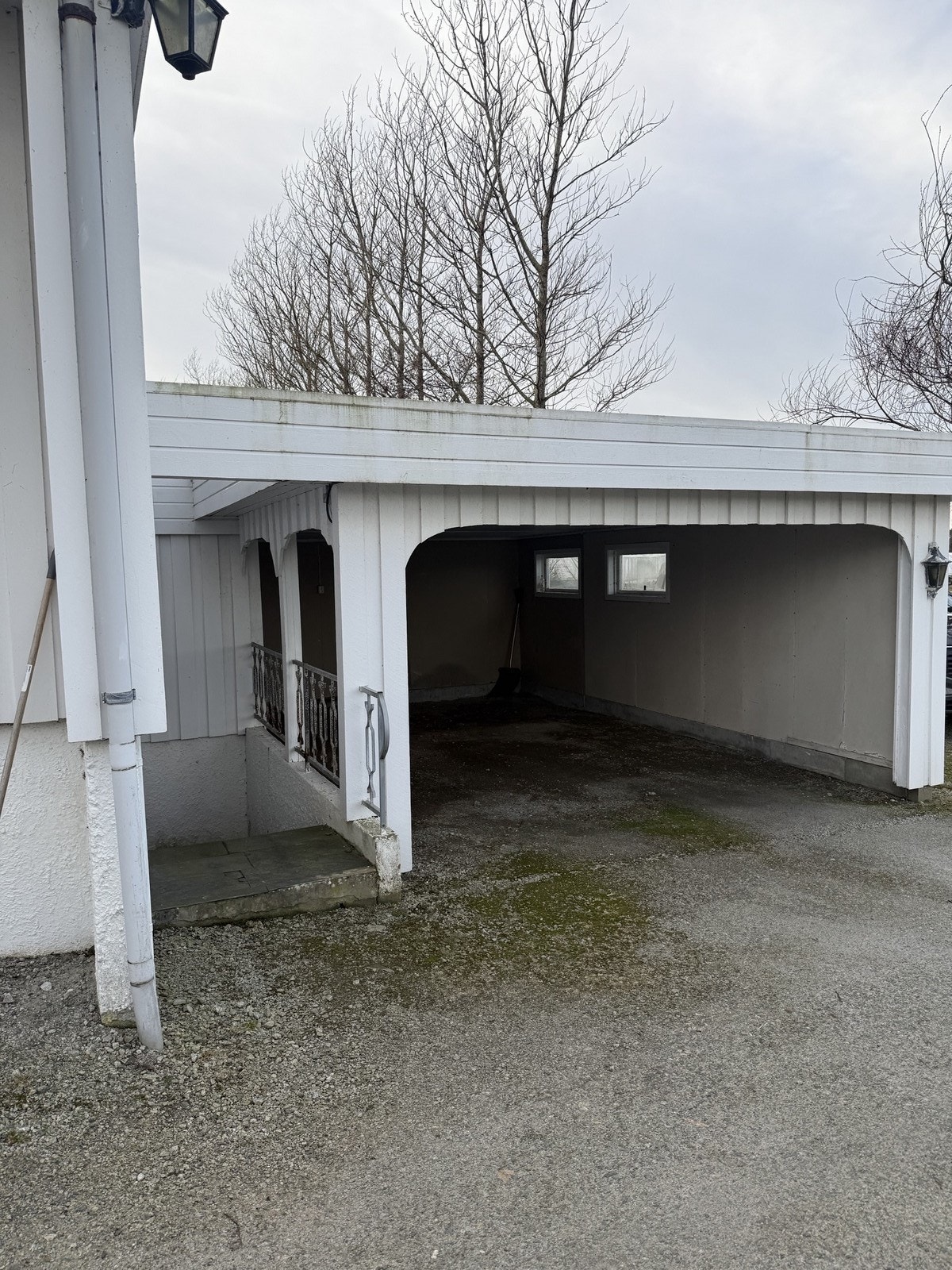 Carport med el-billader Galleribilde