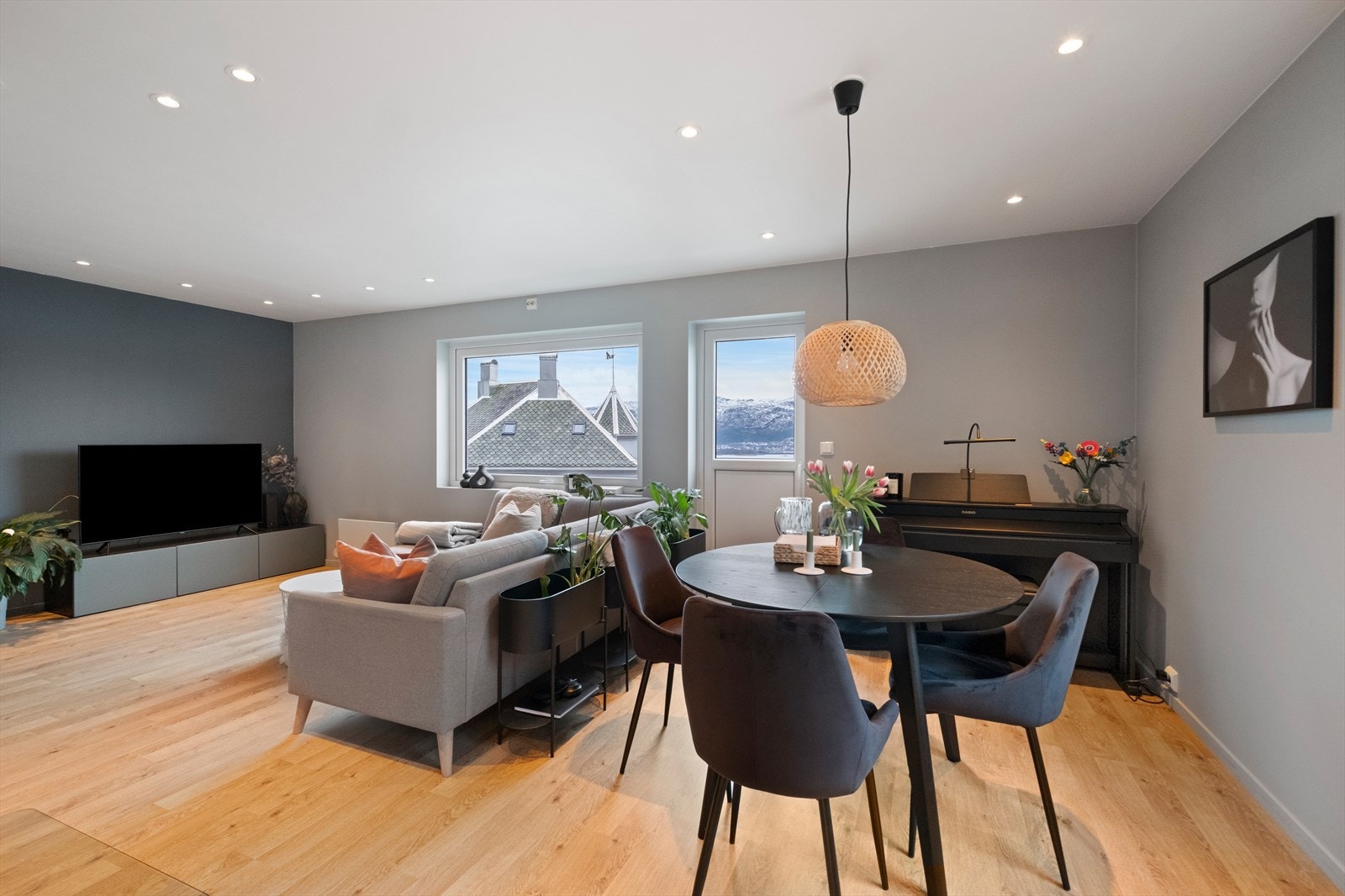 Leilighet i 2. etasje - romslig stue med vedovn og nydelig utsikt. Utgang til sydvendt balkong. Galleribilde