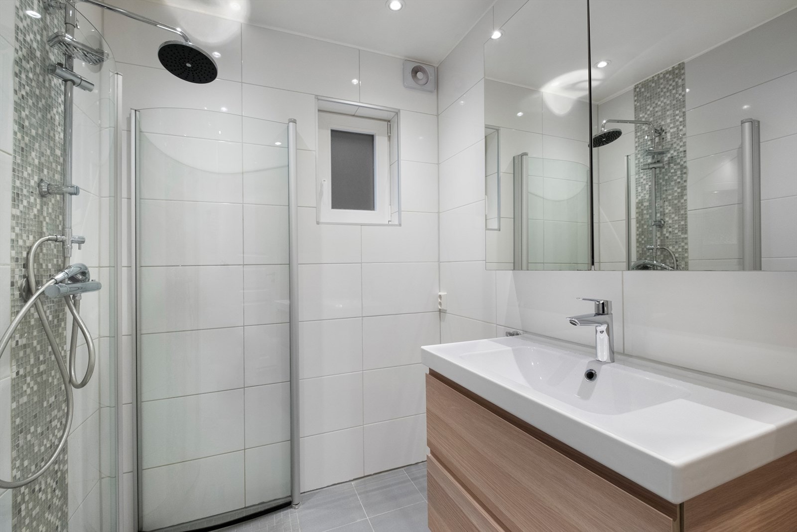 Lyst og pent bad med fliser på gulv og vegg. Galleribilde