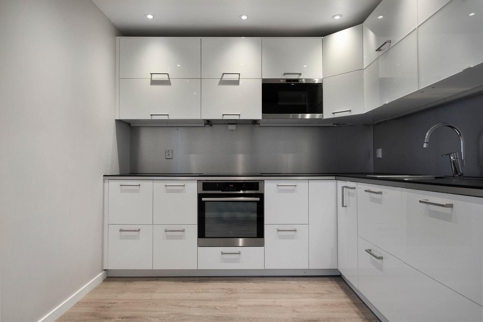 Romslig og pent kjøkken med mye skap- og benkplass. Galleribilde