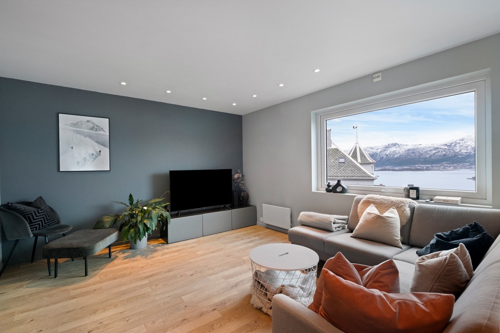 Leilighet i 2. etasje - romslig stue med vedovn og nydelig utsikt. Utgang til sydvendt balkong. Galleribilde