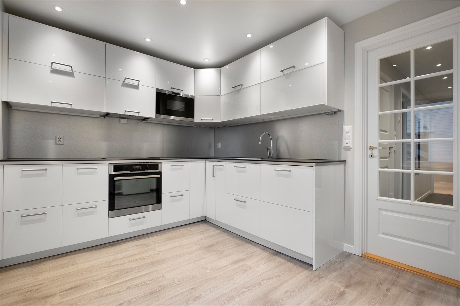 Romslig og pent kjøkken med mye skap- og benkplass. Galleribilde