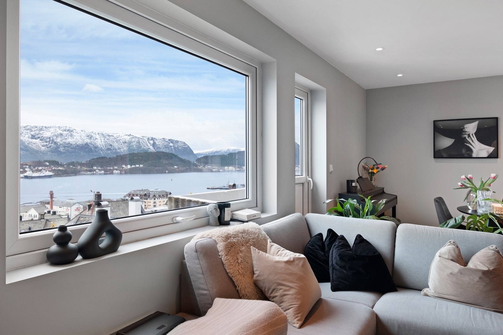 Leilighet i 2. etasje - romslig stue med vedovn og nydelig utsikt. Utgang til sydvendt balkong. Galleribilde