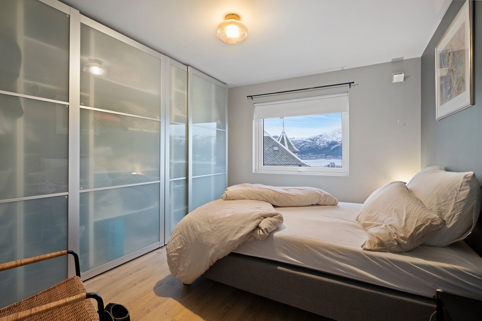 Hovedsoverom med skyvedørsgarderobe. Galleribilde