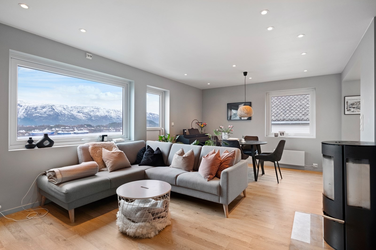 Leilighet i 2. etasje - romslig stue med vedovn og nydelig utsikt. Utgang til sydvendt balkong. Galleribilde