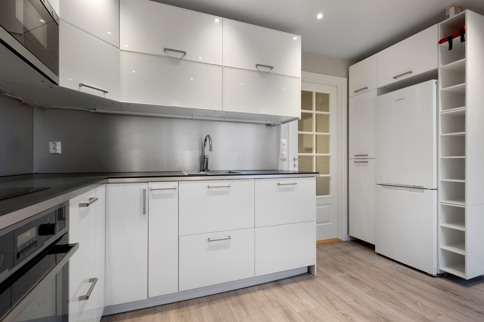 Romslig og pent kjøkken med mye skap- og benkplass. Galleribilde