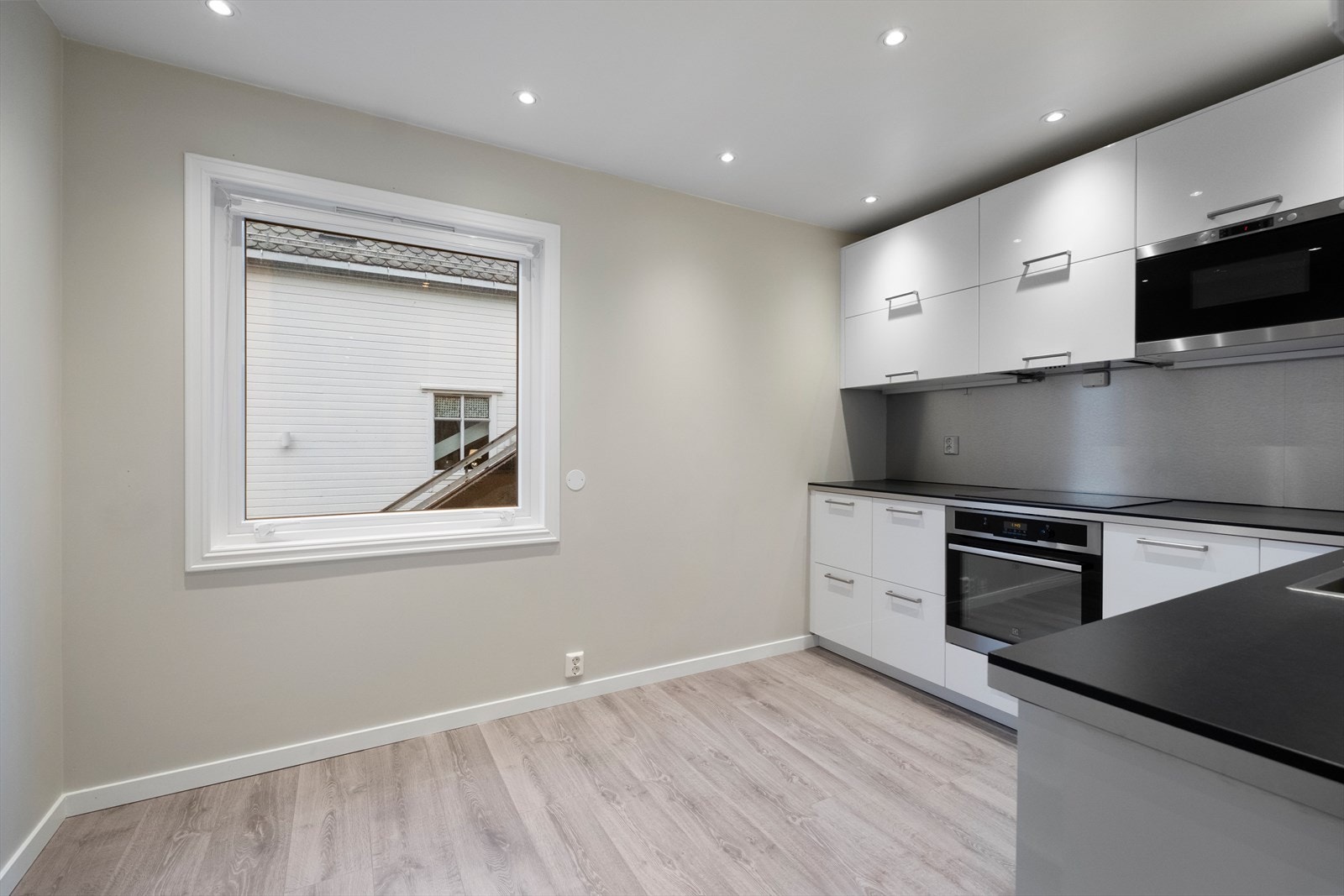 Romslig og pent kjøkken med mye skap- og benkplass. Galleribilde