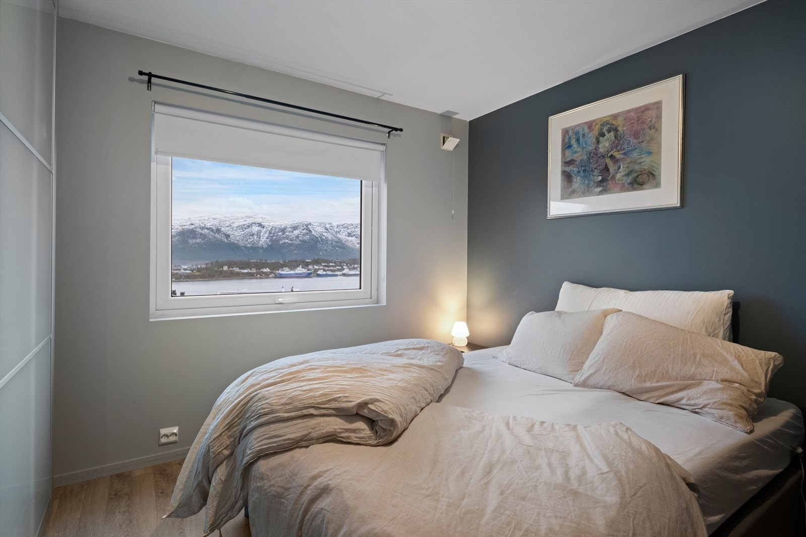 Hovedsoverom med skyvedørsgarderobe. Galleribilde