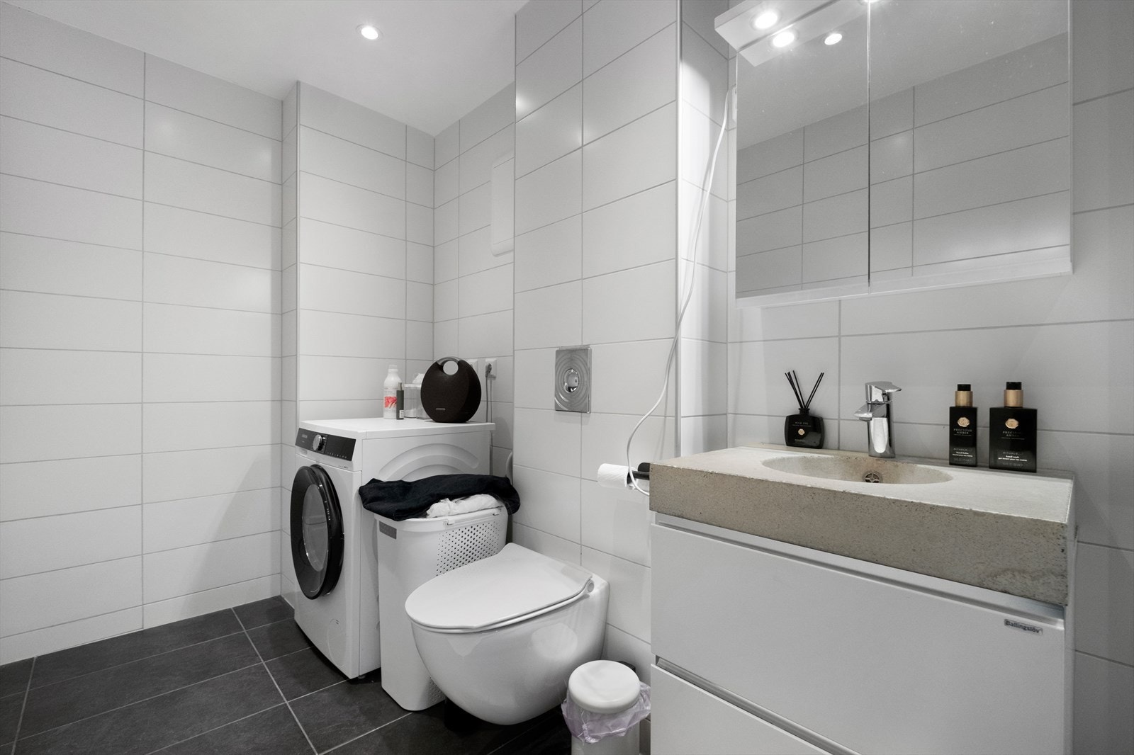 Lyst og pent bad med fliser på gulv og vegg. Galleribilde