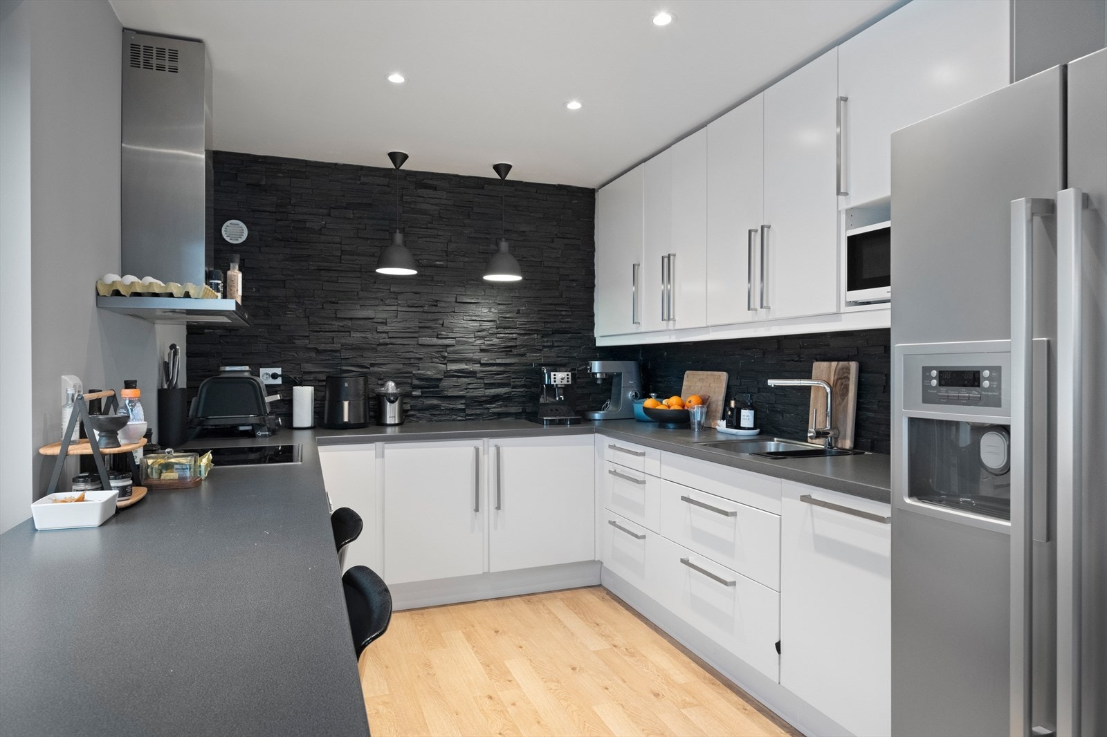 Pent og romslig kjøkken. Mye skap- og benkplass. Galleribilde