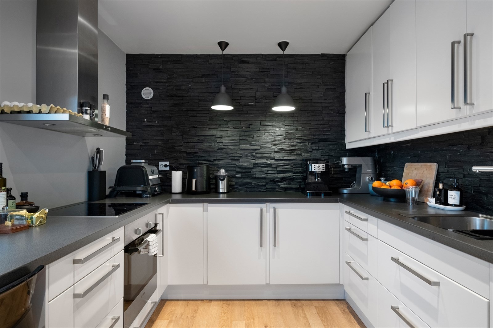 Pent og romslig kjøkken. Mye skap- og benkplass. Galleribilde