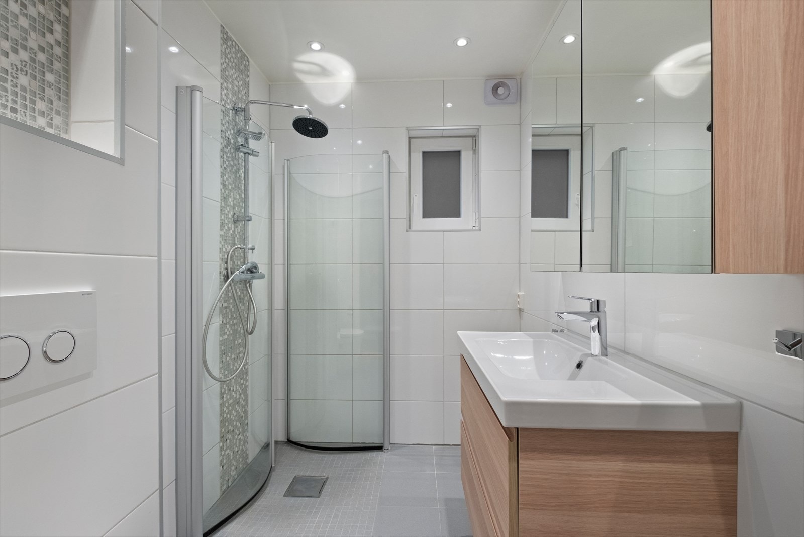 Lyst og pent bad med fliser på gulv og vegg. Galleribilde