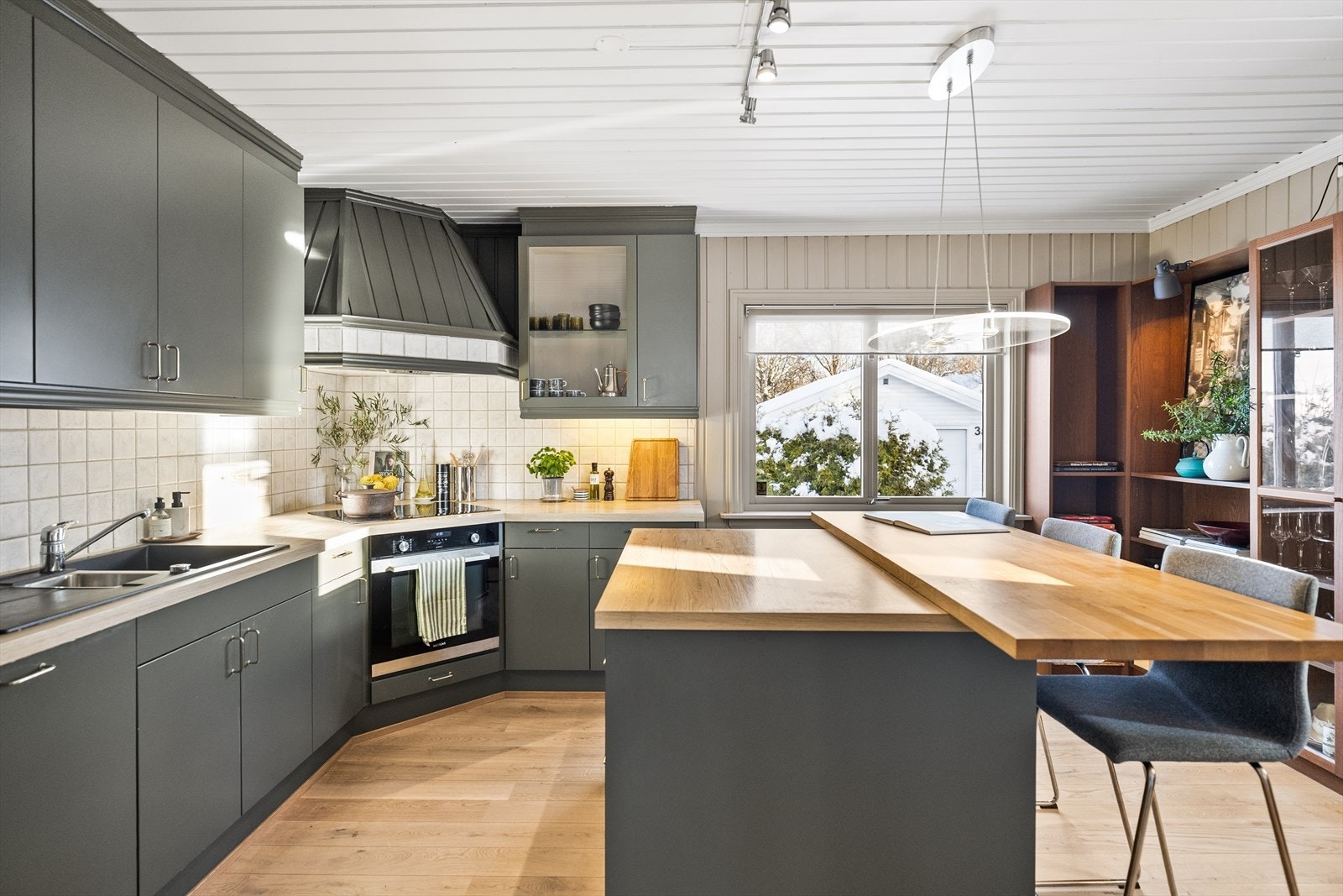 Det er godt med skap- og benkeplass på kjøkkenet for matlaging og oppbevaring. Galleribilde