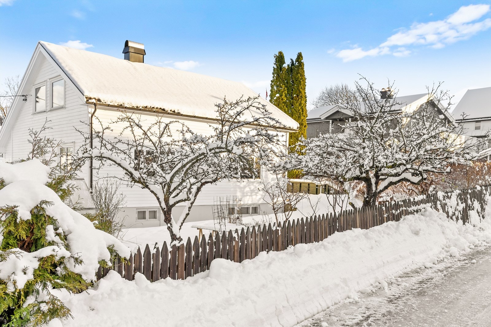Dette er en hage som gir både stemning og glede, enten du drømmer om å dyrke litt selv eller bare nyte grønne omgivelser. Galleribilde