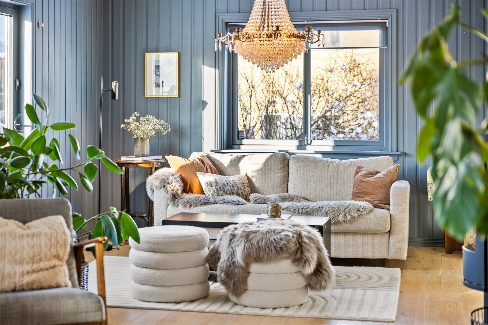 Stuen er lys og romslig i et tidsriktig fargevalg. Galleribilde