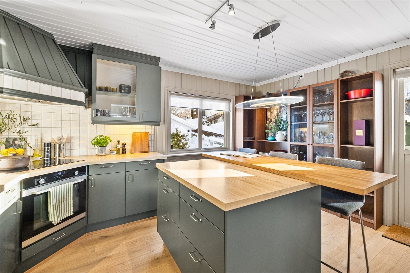 Kjøkkenøyen er et herlig sted for både morgenkaffe, matlaging og besøk. Galleribilde