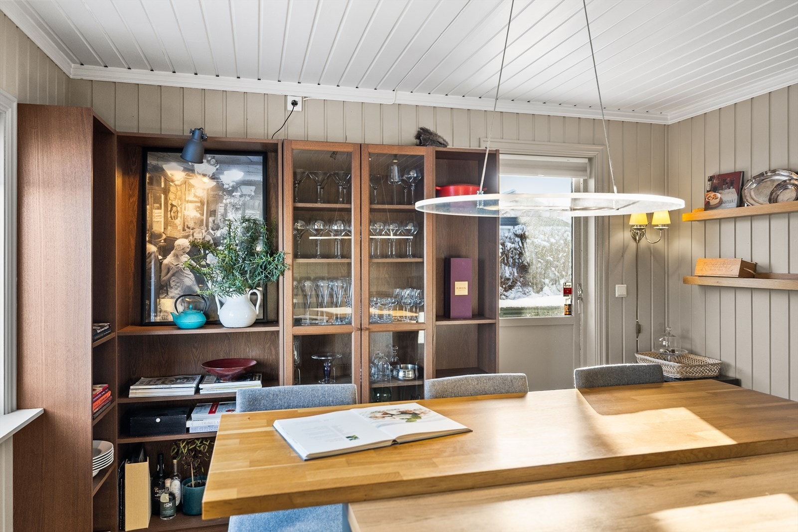 Kjøkkenet har god plass til ekstra oppbevaring (merk at de løse skapene langs veggen ikke medfølger). Galleribilde