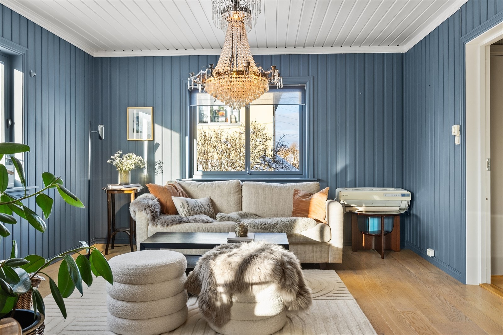 Det er store vindusflater som slipper inn rikelig med naturlig lys i boligen. Galleribilde