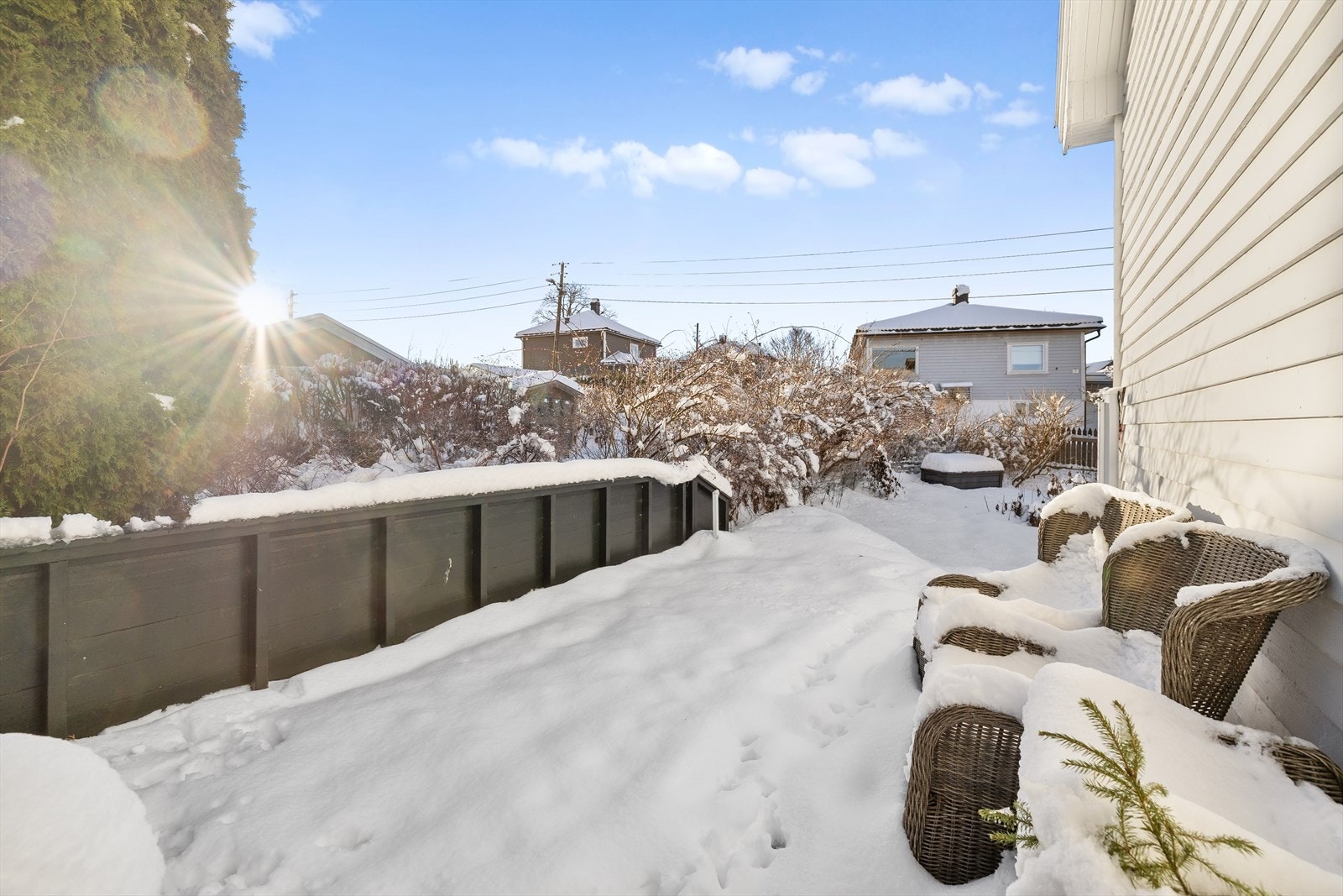 Fra kjøkkenet er det utgang til en veranda som fanger morgensolen - et nydelig sted å starte dagen med frokost. Galleribilde