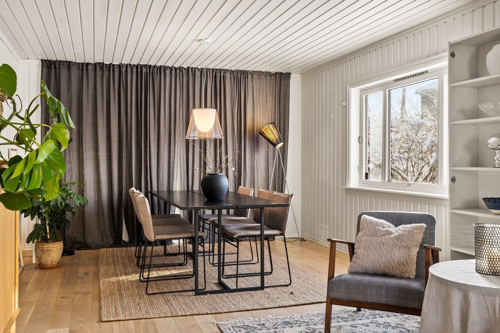 Stuen er perfekt for å muliggjøre store og sosiale soner med plass til mange gjester. Galleribilde