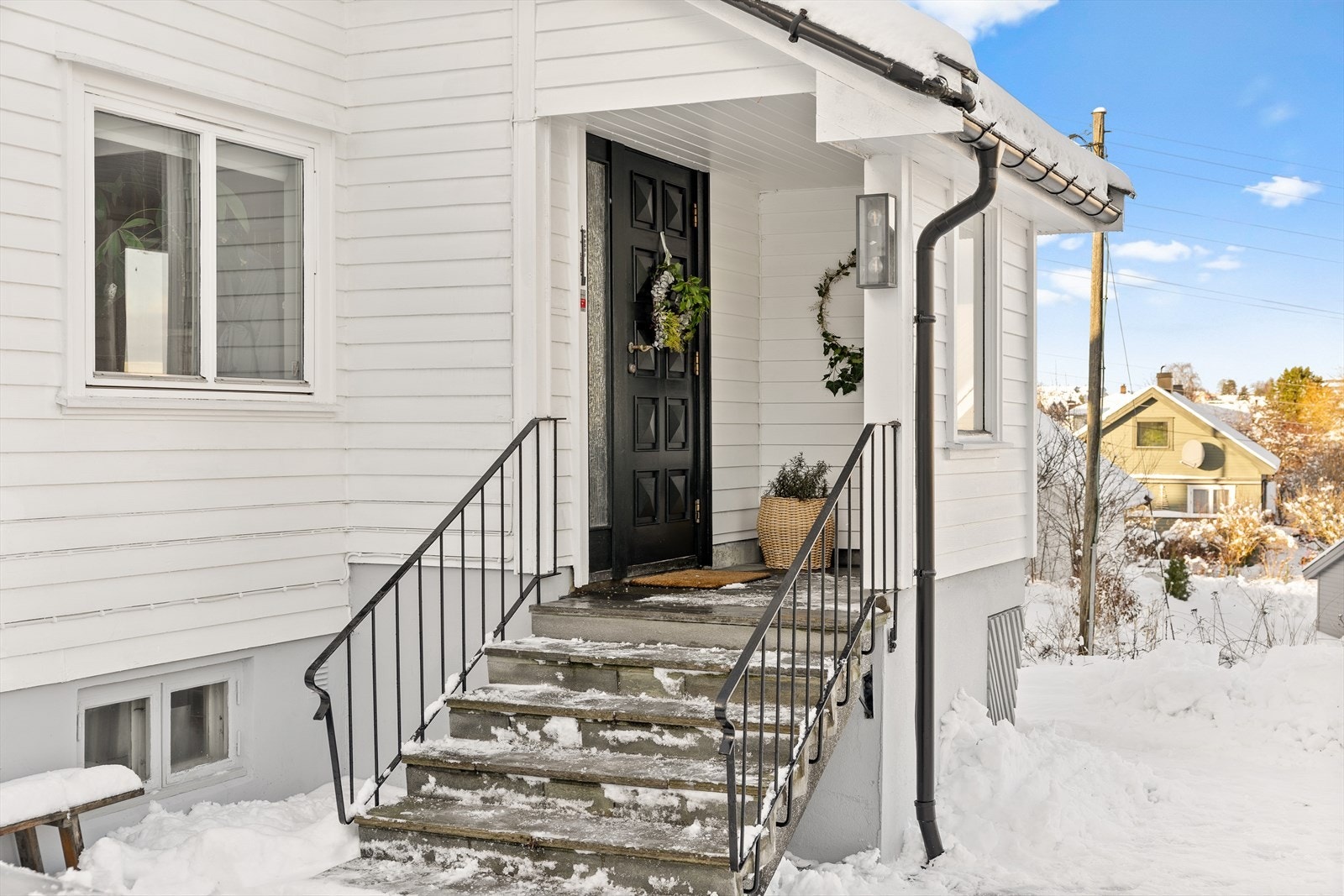 Inngangspartiet er overbygget som er perfekt for høst- og vinterdager. Galleribilde